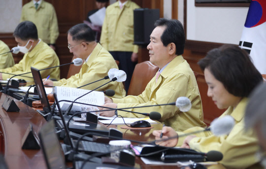 국무회의 주재하는 정세균  정세균(오른쪽 두번째) 국무총리가 21일 정부서울청사에서 열린 국무회의를 주재하며 발언하고 있다.      연합뉴스